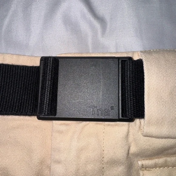 Aritzia TNA Tan Cargo Shorts with Black Belt - Picture 4 of 8
